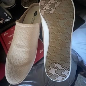 Dr Scholl’s slip on sneakers brand new right out the box. Memory foam.